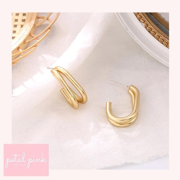 Matte Goldtone D-Shaped Stud Earrings Trending Chic - Picture 5 of 7